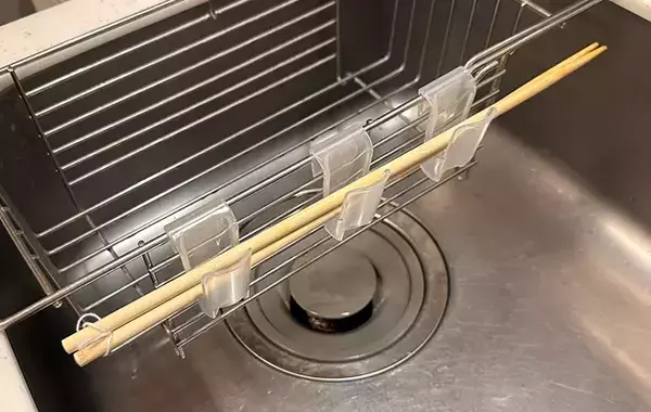 100均の薬味チューブホルダーを水切りラックに引っかけるだけ！　洗い物が快適になって「めっちゃ助かる！」
