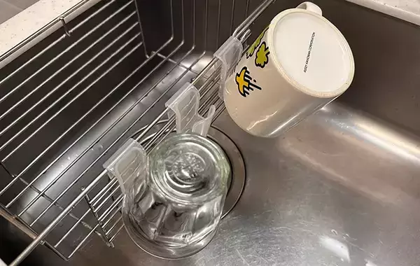 100均の薬味チューブホルダーを水切りラックに引っかけるだけ！　洗い物が快適になって「めっちゃ助かる！」
