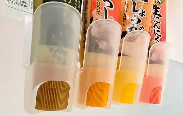 100均の薬味チューブホルダーを水切りラックに引っかけるだけ！　洗い物が快適になって「めっちゃ助かる！」