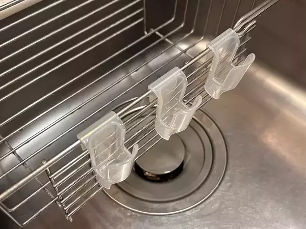 100均の薬味チューブホルダーを水切りラックに引っかけるだけ！　洗い物が快適になって「めっちゃ助かる！」