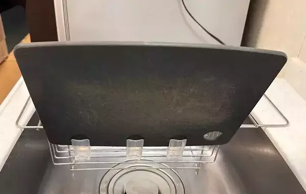 100均の薬味チューブホルダーを水切りラックに引っかけるだけ！　洗い物が快適になって「めっちゃ助かる！」