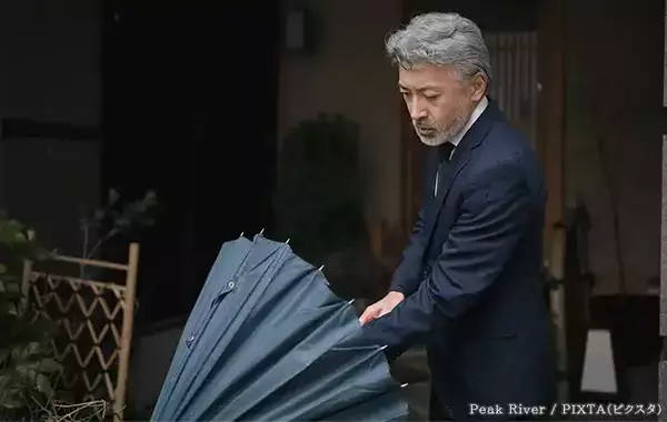 濡れた傘、パタパタするの待った！　プロが教える『乾かし方の正解』