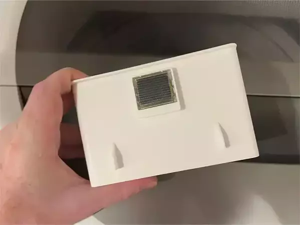 洗濯のたびに「あれどこだっけ？」が消えた　ダイソーのマグネットポケットを洗濯機に貼りつけてみたら…