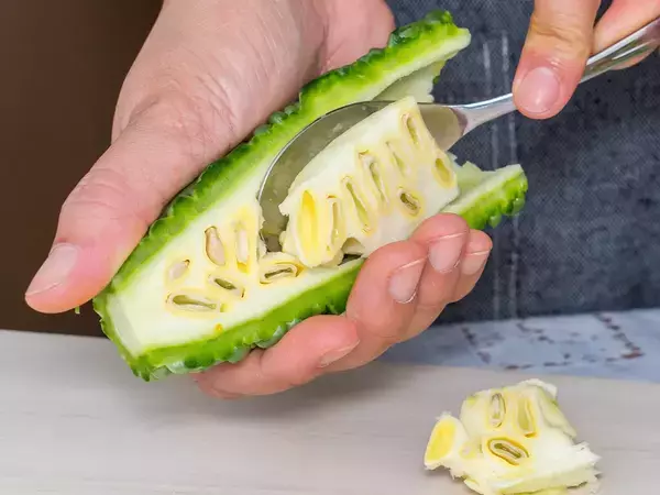 夏が旬のゴーヤ、塩もみするの待った！　野菜のプロに聞く『下処理の正解』