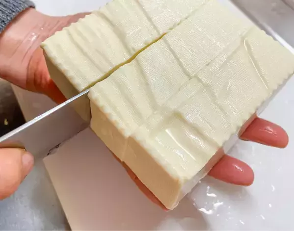 4等分して豆腐　対角線に切る？　すぐに試せる切り方テクニック【料理テク4選】