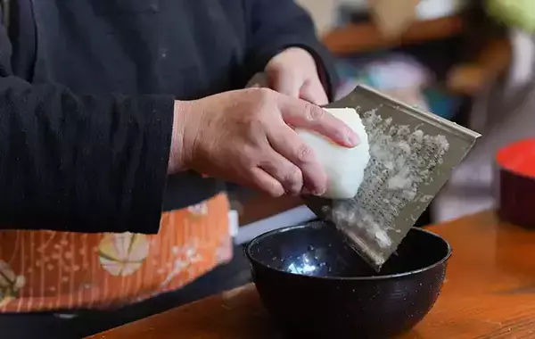 おろし金のお手入れ、ブラシを使うのはOK？NG？　貝印に聞いた