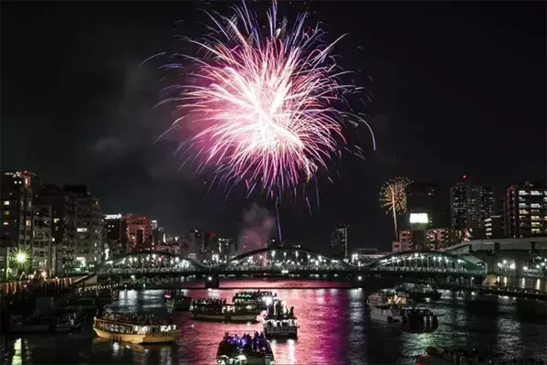 もうすぐ花火大会シーズン、現地になに持って行く？　「あると快適になる持ち物」を日本煙火協会に聞いた！