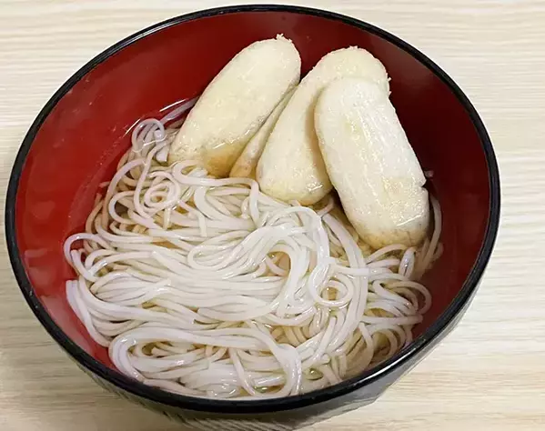 そうめん、普通に食べるの飽きた　味変目的のトッピングに選んだのは…「想像以上にあり」「カリカリ食感がいい」