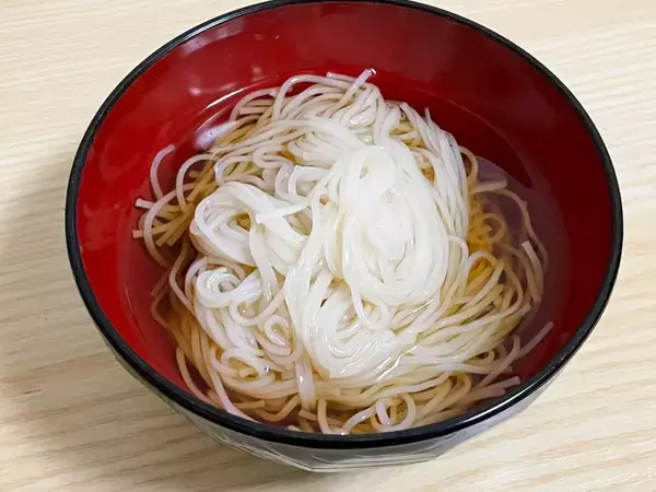 そうめん、普通に食べるの飽きた　味変目的のトッピングに選んだのは…「想像以上にあり」「カリカリ食感がいい」