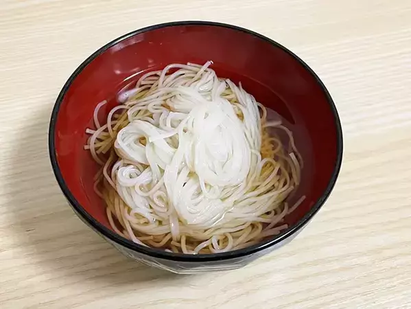 そうめん、普通に食べるの飽きた　味変目的のトッピングに選んだのは…「想像以上にあり」「カリカリ食感がいい」