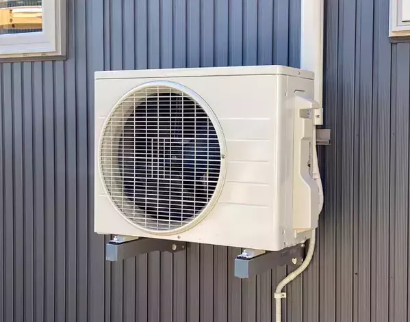 室外機が直射日光で止まる前に！　100均グッズでできる『日よけ』がこちら【夏の暮らし術4選】