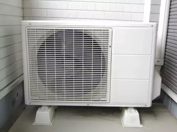 室外機が直射日光で止まる前に！　100均グッズでできる『日よけ』がこちら【夏の暮らし術4選】