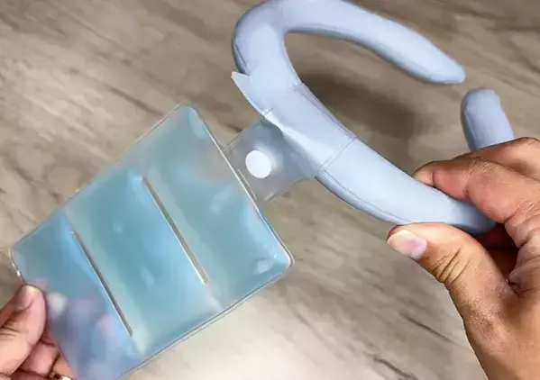 【110円の暑さ対策】セリアの『アイスパック』が便利！　外出でも室内でも使える「神アイテム」