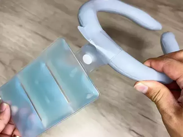 【110円の暑さ対策】セリアの『アイスパック』が便利！　外出でも室内でも使える「神アイテム」