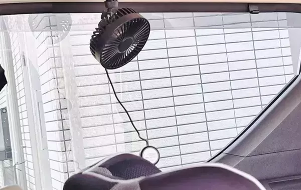 【車内の暑さ対策】熱々のシート、そのまま座るの待った！乗車前に絶対やりたい「冷却ハック3選」
