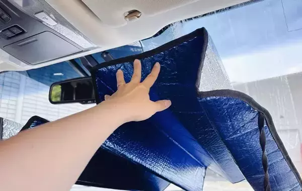 【車内の暑さ対策】熱々のシート、そのまま座るの待った！乗車前に絶対やりたい「冷却ハック3選」