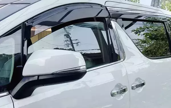 【車内の暑さ対策】熱々のシート、そのまま座るの待った！乗車前に絶対やりたい「冷却ハック3選」