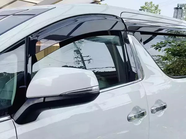 【車内の暑さ対策】熱々のシート、そのまま座るの待った！乗車前に絶対やりたい「冷却ハック3選」