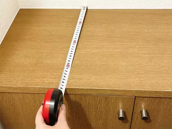 下駄箱に傷が！『吸着マット』を貼る裏ワザで保護したら「最適解だった」