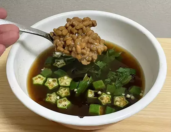 夏の味噌汁は『水』で作る！　10分で作れる簡単レシピに「さっぱり食べられる」「するするっと食べられる」