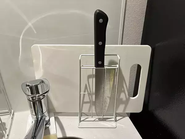 まな板スタンドを『デスク』に置くだけ！　100均アイテムの『じゃない使い方』が実用的