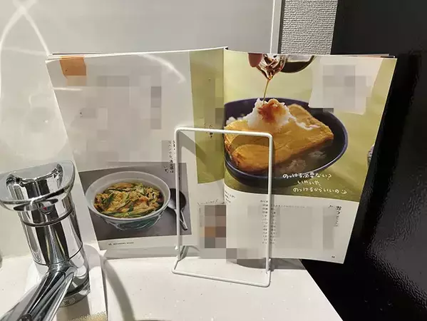 まな板スタンドを『デスク』に置くだけ！　100均アイテムの『じゃない使い方』が実用的