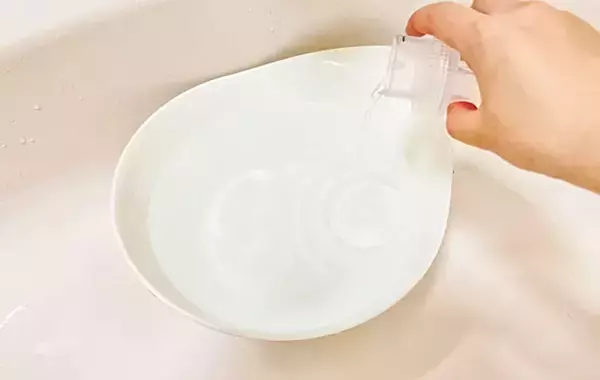 白い服の黄ばみを防ぐには？　プロ直伝『なじませ洗い』の手順がこちら