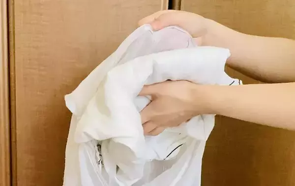 白い服の黄ばみを防ぐには？　プロ直伝『なじませ洗い』の手順がこちら