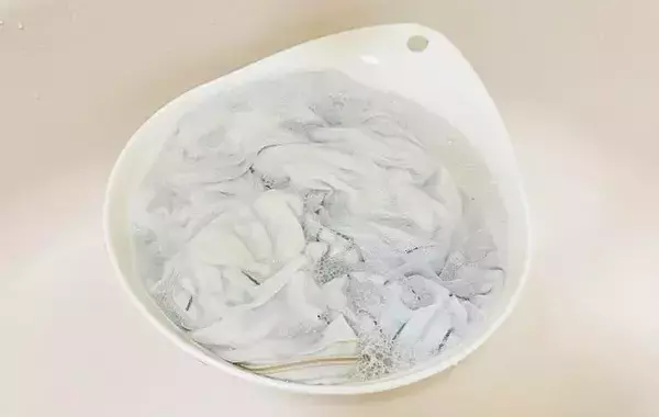 白い服の黄ばみを防ぐには？　プロ直伝『なじませ洗い』の手順がこちら