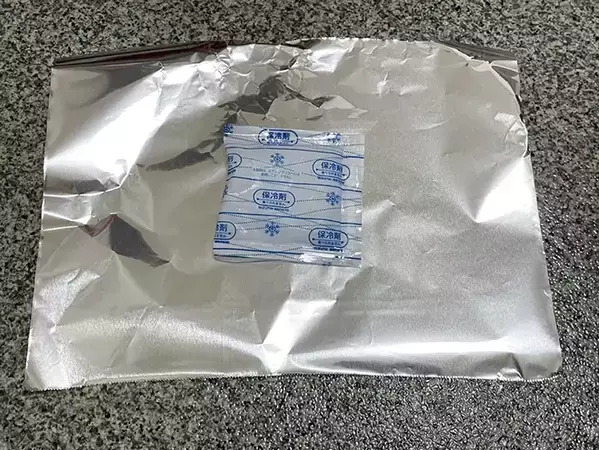 ハンカチを折り畳んで…　暑い日に持ち歩きたい保冷剤ポーチに「ぽろっと落ちない」「汗拭くたびヒンヤリ」