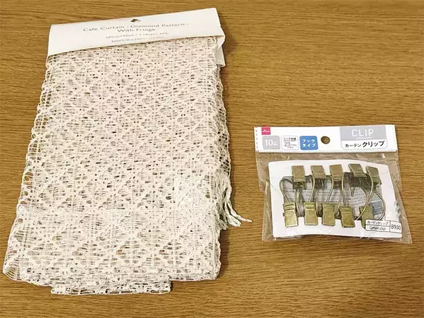 つっぱり棒で簡単に作れる「玄関の荷物置き場」　あえて『透けるカーテン』が正解！