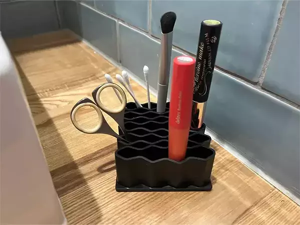 セリアの110円スタンド　デスク以外で使ったら「便利すぎた！」