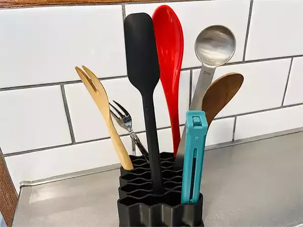 セリアの110円スタンド　デスク以外で使ったら「便利すぎた！」