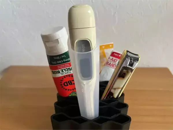 セリアの110円スタンド　デスク以外で使ったら「便利すぎた！」