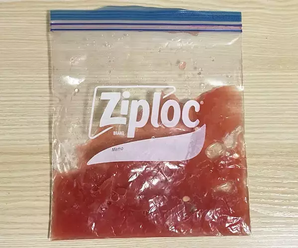 スイカ、そのまま食べるのもいいけれど…　ジッパー袋に入れて潰すと「夏の定番になりそう」「おかわり」