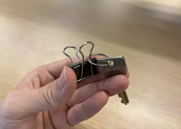 カギにダブルクリップを通すと…　日常のイライラを解消してくれるアイディア