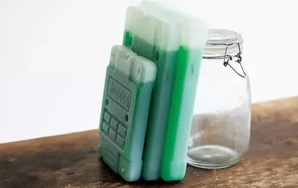 とりあえず取っておきたい保冷剤、保管するなら常温or冷凍庫？　メーカーが教えるのは