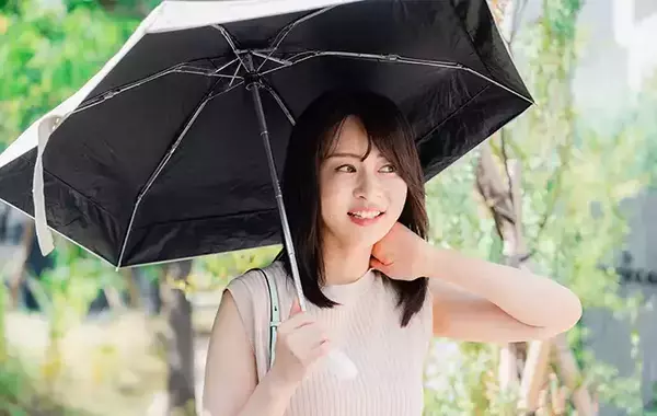夏にかかせない日傘＆帽子、『紫外線』しか見てないんじゃない？　‟暑さ対策の盲点”を解説