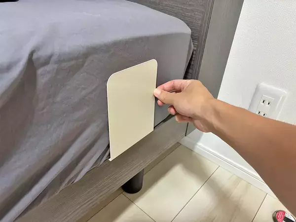 ティッシュをベッドで「浮かせる」　作業1分の収納術で「毎日スッキリ！」