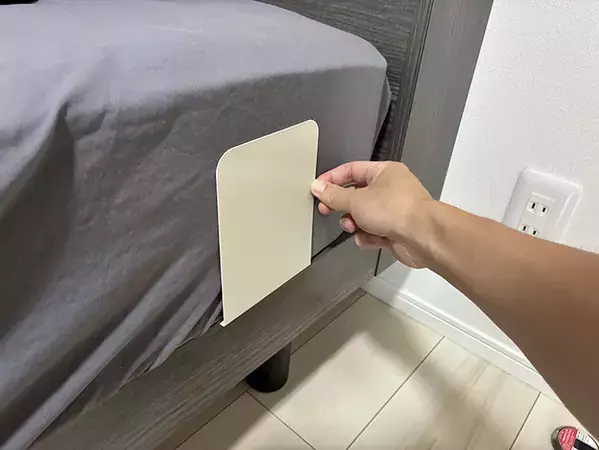 ティッシュをベッドで「浮かせる」　作業1分の収納術で「毎日スッキリ！」