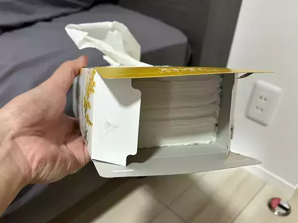 ティッシュをベッドで「浮かせる」　作業1分の収納術で「毎日スッキリ！」