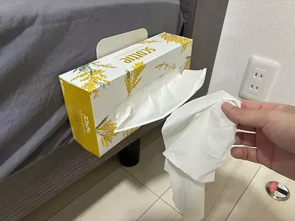ティッシュをベッドで「浮かせる」　作業1分の収納術で「毎日スッキリ！」