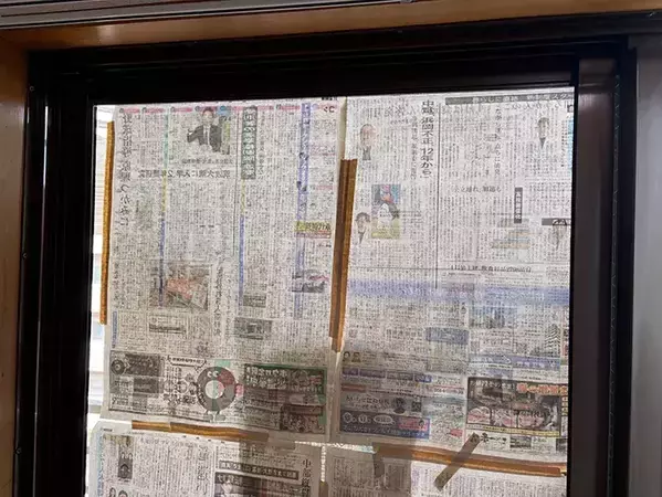 読み終えた新聞紙を有効活用！　網戸・サッシ掃除に便利なテクニック【2選】