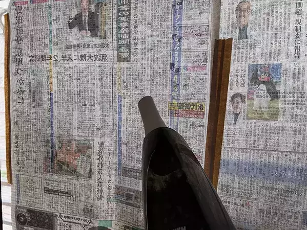 読み終えた新聞紙を有効活用！　網戸・サッシ掃除に便利なテクニック【2選】