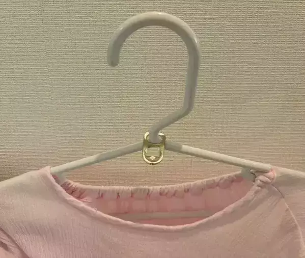 ハンガーに『空き缶のプルタブ』を通すだけ　意外な収納術に感動！