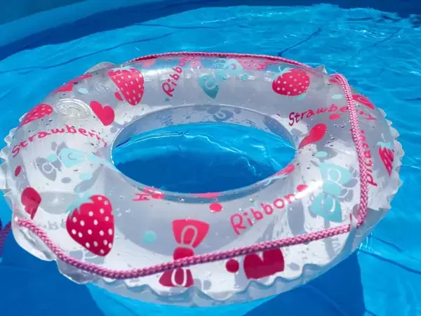 まだ自力で『浮き輪』をふくらませてる？　空気口に挿したのは…？【屋外で使える裏技4選】