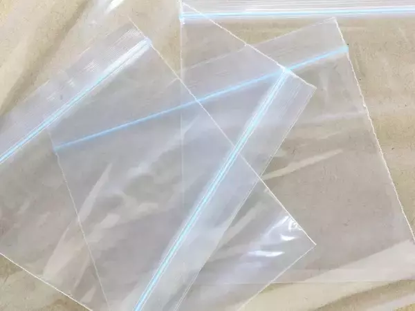 まだ自力で『浮き輪』をふくらませてる？　空気口に挿したのは…？【屋外で使える裏技4選】