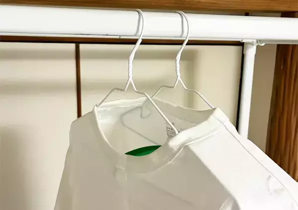 ハンガーに『手提げホルダー』をつけると？←Tシャツを乾かす時間を大幅に短縮できた！【活用法】