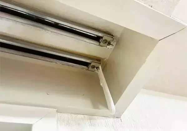 カーテンのフックを付け替えるだけ！　光漏れを防げる裏ワザに「熱気も防げて助かる！」