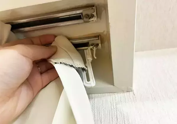 カーテンのフックを付け替えるだけ！　光漏れを防げる裏ワザに「熱気も防げて助かる！」